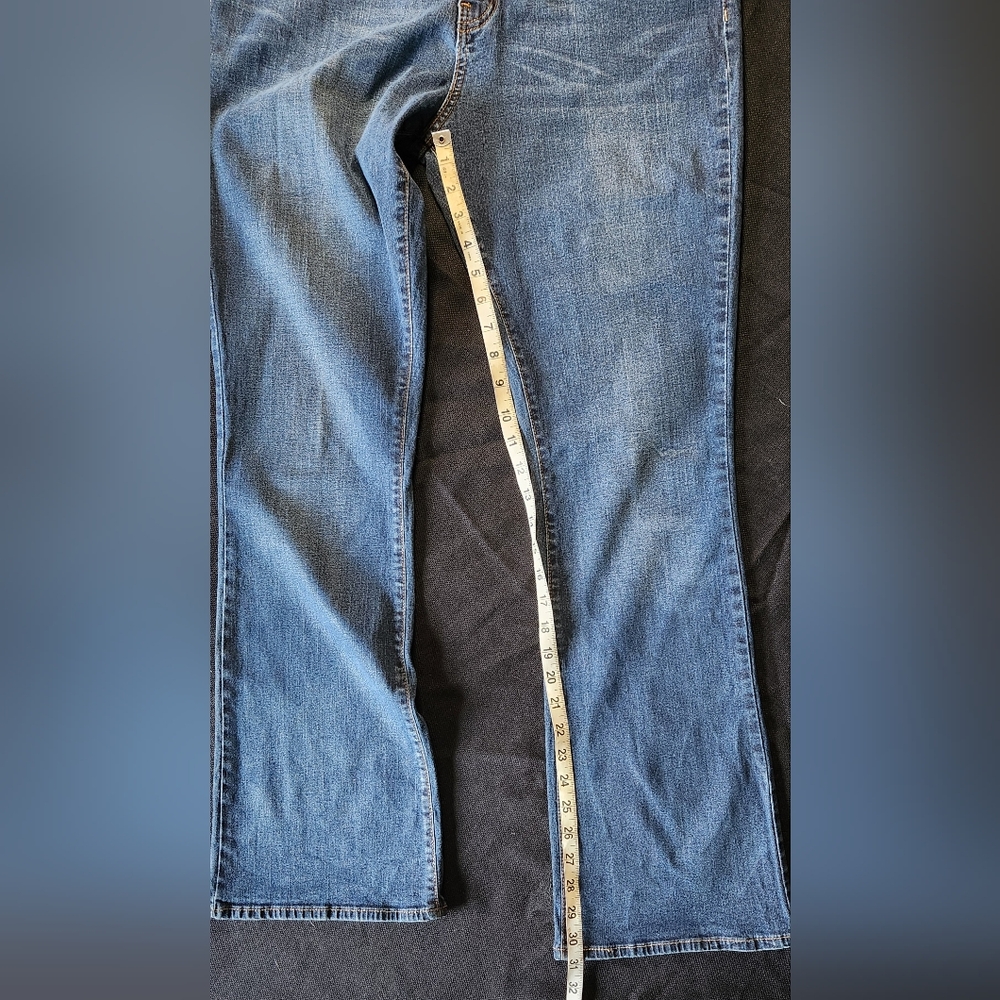 Levi's Signature Jeans Women's Blue Mid-Rise Bootcut Denim 33"Wx31" Inseam - Picture 3 of 5